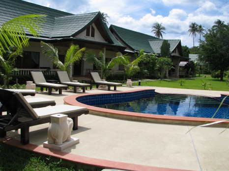 Photo from the pool to the bungalows