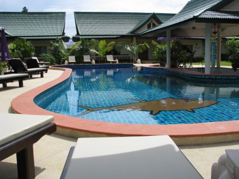 Swimmingpool area with poolbar with Tuna-logo at the bottom